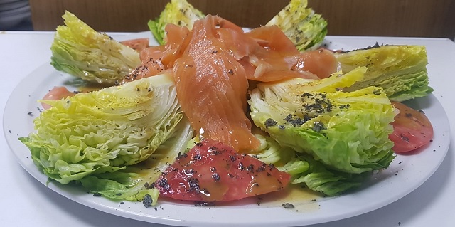 Cogollos con aguacate y salmón