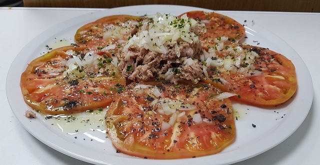 Tomate con atún y cebolla